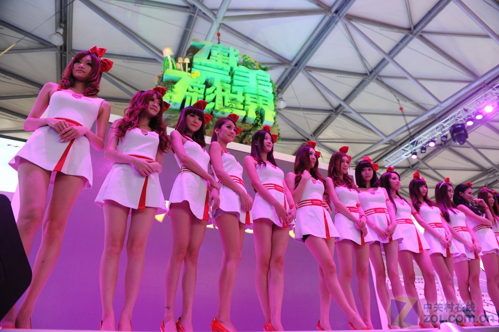 完美世界showgirl真人上演“制服诱惑”