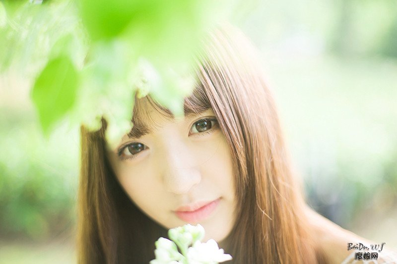 绿丛下的漂亮日本MM